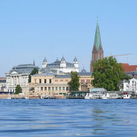 Отель Am Schloss Шверин
